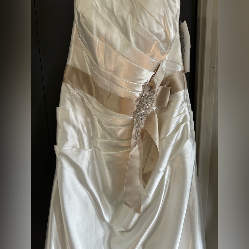 David's Bridal Strapless Charmeuse A-Line Size 14W Wedding Dress STYLE# 9OP1242 - Picture 14 of 16